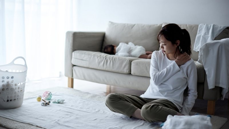 子育て中 ダイエット 疲れ(散らかった部屋で座り込んでる写真)